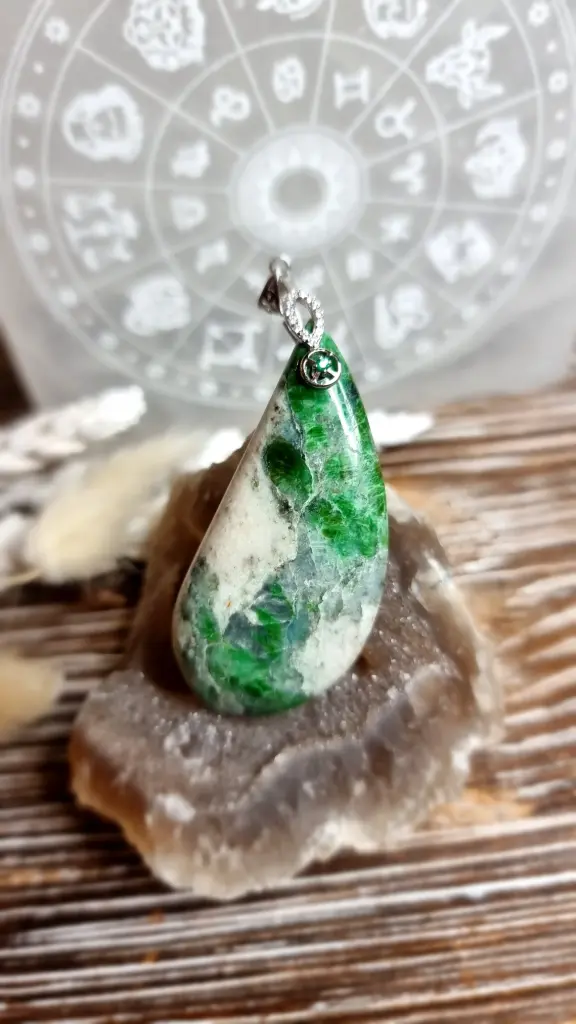 Jade Chromifere, Italie 5x2,4cm