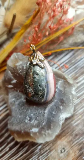 Rhodochrosite avec pyrite, Argentine. 3,5x2,2cm.